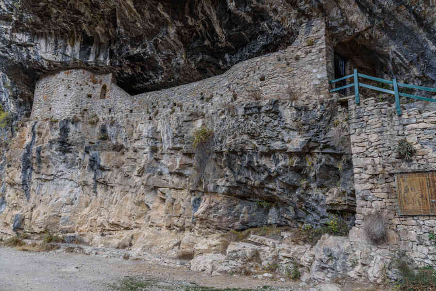 Huesca - parque nacional de Ordesa y Monte Perdido - valle de Añisclo 38 - cañon de Añisclo - ermita de San Úrbez.jpg